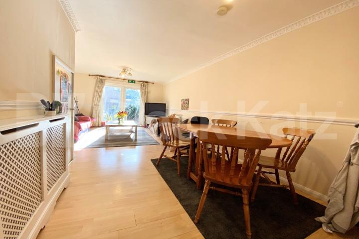 1100 Sq.Ft. of living & entertaining space with hot water & heating included Canterbury Place, Elephant and Castle